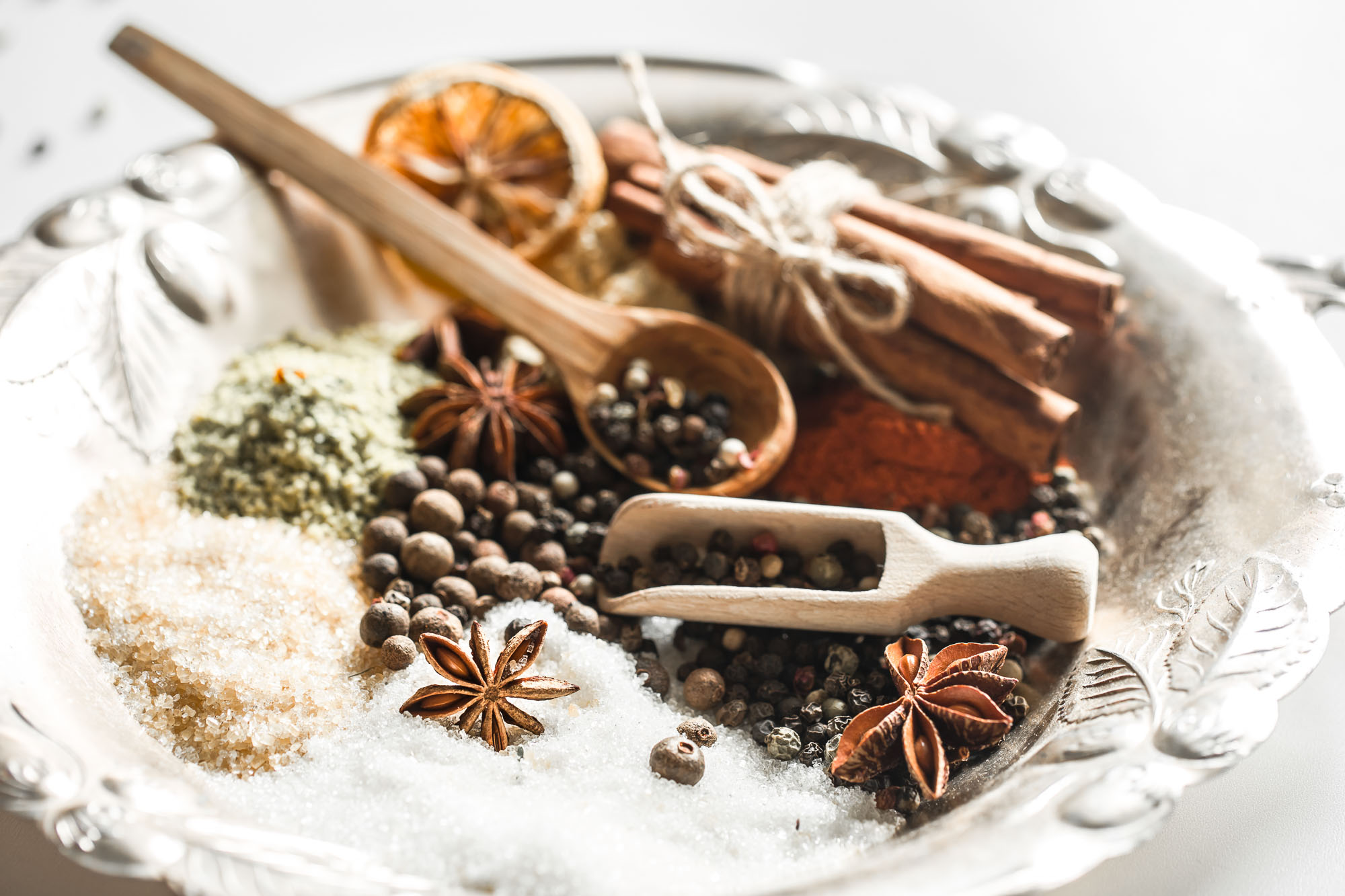 Запорука смачних страв: як правильно зберігати спеції, щоб вони не втратили аромат